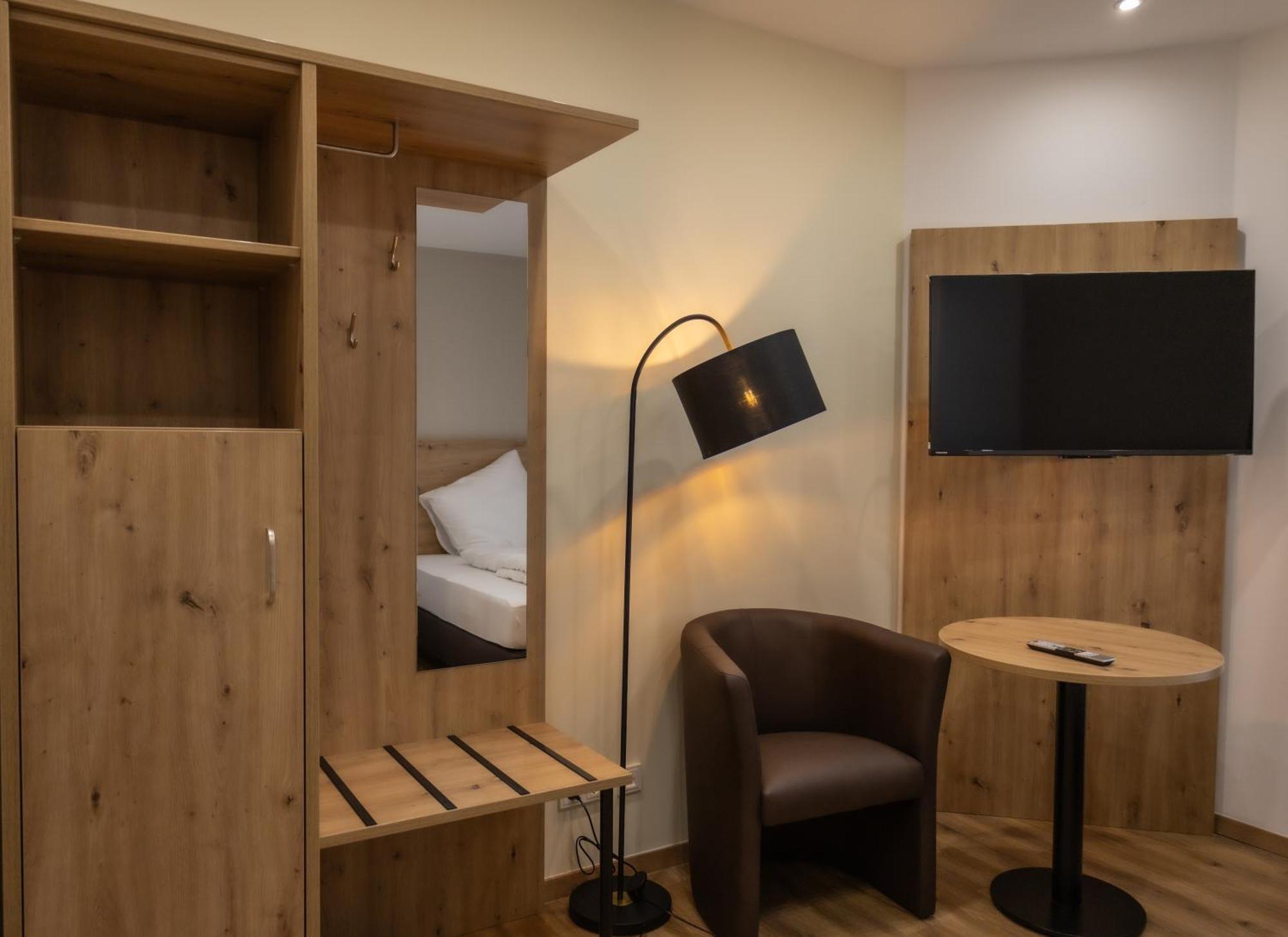Hln Apartments Am Bahnhof Saarbrucken Bagian luar foto