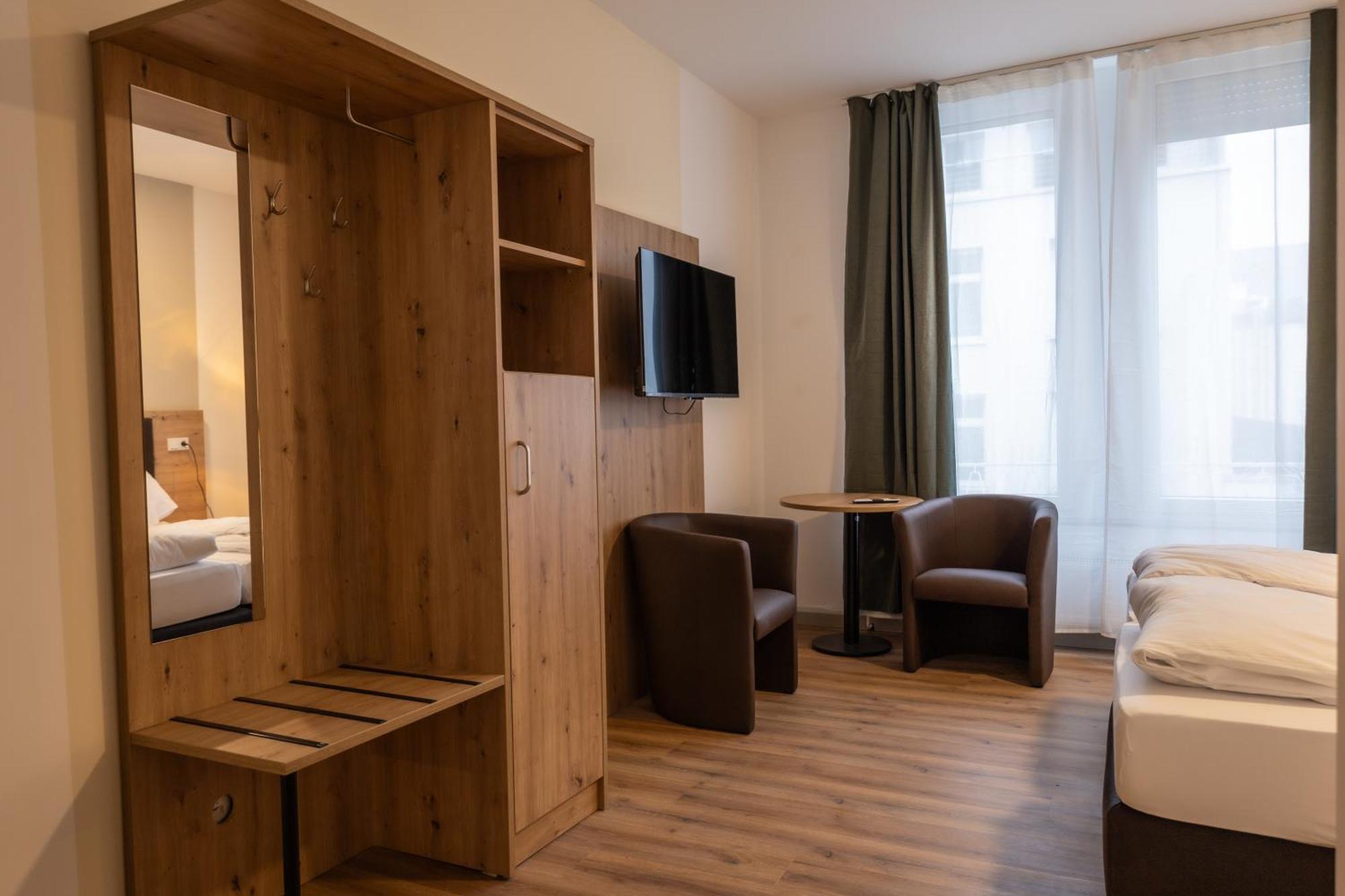 Hln Apartments Am Bahnhof Saarbrucken Bagian luar foto