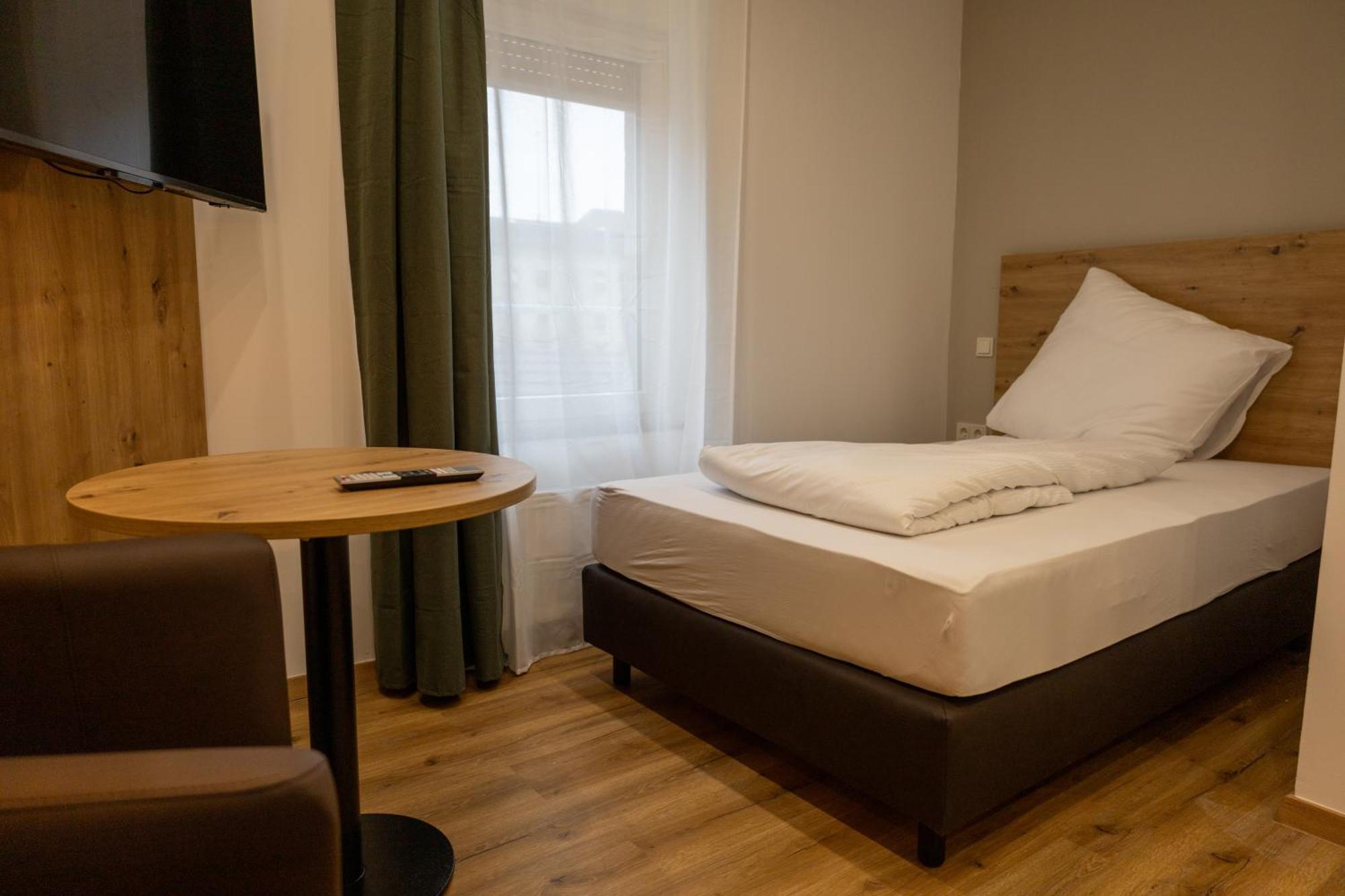 Hln Apartments Am Bahnhof Saarbrucken Bagian luar foto